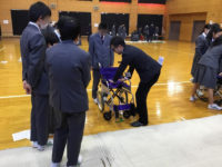 大田区立大森第十中学校にて車いす体験を行いました。