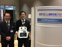 服薬支援・見守り・声かけの３つを兼ね備えた介護支援ロボット「FUKU助」の共同開発を行っています。